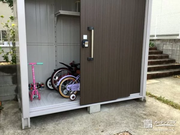 お子様のおもちゃや自転車を丸ごと収納できる物置設置工事