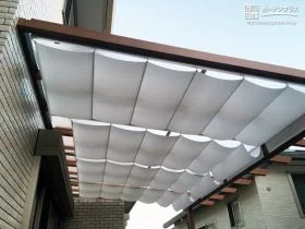 リゾートムードを高める天井カーテン付きテラス屋根