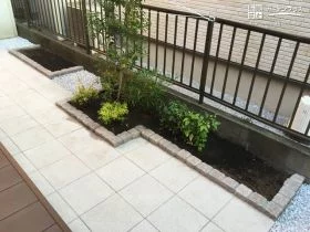 ピンコロ石で囲った植栽スペース