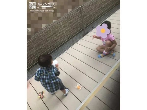 お子様ものびのび遊べるウッドデッキ