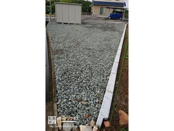下地の防草シートがしっかり雑草を抑制する砂利敷設工事 No 雑草対策 防犯砂利の施工例 外構工事のガーデンプラス 下地の防草シートがしっかり雑草を抑制する砂利敷設工事 No 雑草対策 防犯砂利の施工例 外構工事のガーデンプラス