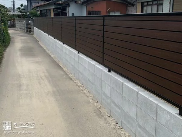 道路境界の目隠しフェンス