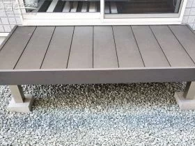 モノトーンの建物にも馴染むウッドデッキ[施工後]