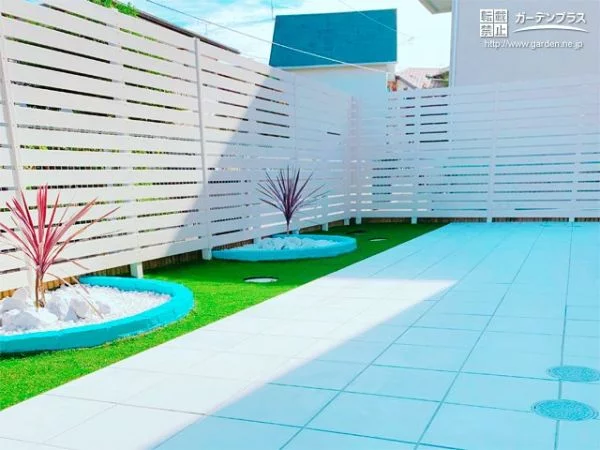 夏の青空に白いタイルとフェンスが映えるお庭リフォーム工事