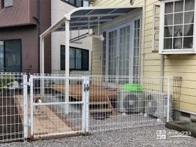 爽やかなホワイトカラーのテラス屋根とウッドデッキ[施工後]