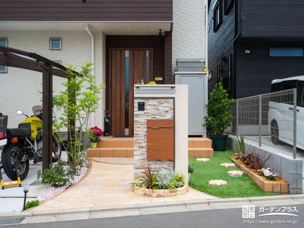 複雑な凹凸と色調が美しい門柱