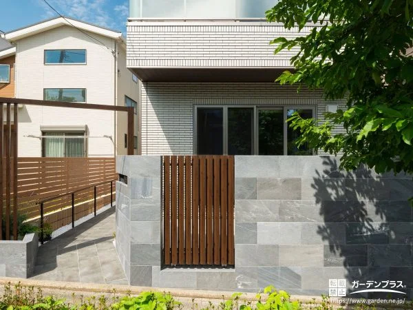 石調タイルで高級感を演出する目隠し塀