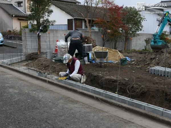 施工手順⑤水平器で確認しながら1段目を組積