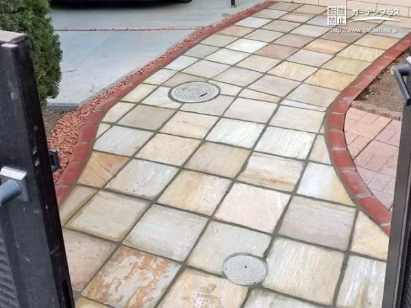 モダンなデザインと美しい色を備えた方形石のアプローチ舗装工事
