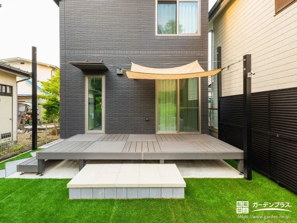 日差しを優しく遮るタープ