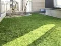 人工芝の優しい手触りと色合いでお庭を癒し空間にするガーデンリフォーム