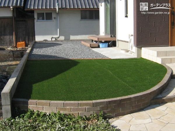 カーブが可愛いお庭の人工芝敷設工事 No 雑草対策 防犯砂利の施工例 外構工事のガーデンプラス
