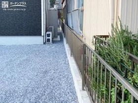 下地に防草シートを敷いた犬走り