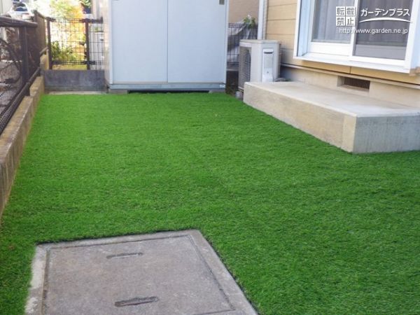 下地のコンクリートが雑草をしっかり防ぐ人工芝のお庭工事 No 雑草対策 防犯砂利の施工例 外構工事のガーデンプラス