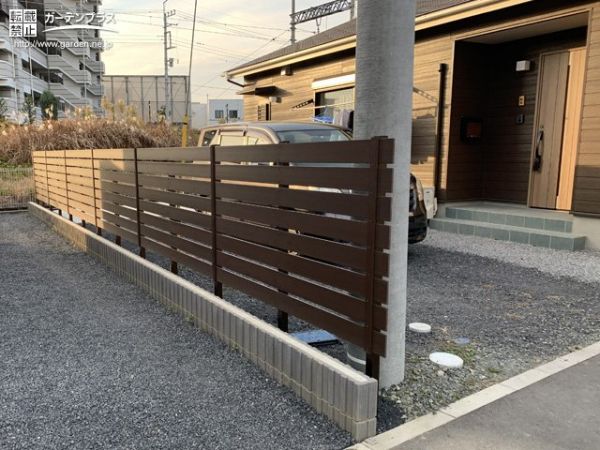 高さも隙間も調整できる木目調目隠しフェンス設置工事 (No.14933) 目隠しフェンスの施工例 外構工事のガーデンプラス
