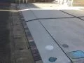 道路境界にコンクリート平板を敷設