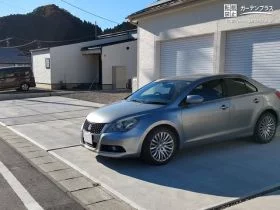 前面に土間コンクリートを打設して駐車スペースに