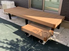 主庭の掃き出し窓に設けたウッドデッキ[施工後]