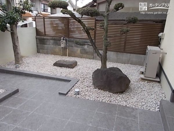 砂利とタイルで静謐な印象を作る和モダンのアプローチ工事 No 玄関アプローチの施工例 外構工事のガーデンプラス