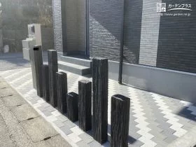 グレーのブロックでシックに彩るアプローチ[施工後]