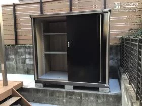 屋外で使う道具を気軽に収納できる物置[施工後]