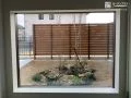 窓からの眺めもよいロックガーデン風植栽