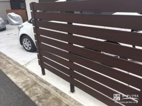 道路からの目隠しとなる木目調フェンス[施工後]