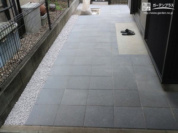 透水性コンクリート平板を使った庭木に優しい雑草対策工事 No 雑草対策 防犯砂利の施工例 外構工事のガーデンプラス 透水性コンクリート平板を使った庭木に優しい雑草対策工事 No 雑草対策 防犯砂利の施工例 外構工事のガーデンプラス