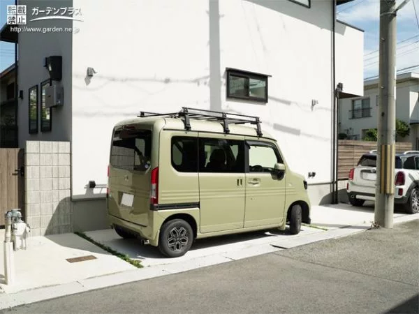 草目地でナチュラルな印象の駐車スペース