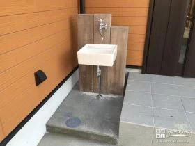 玄関の隣に手洗い場を設置