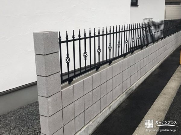 ヨーロピアンデザインの上品なフェンスを使ったブロック塀工事 No ブロック塀 囲いの施工例 外構工事のガーデンプラス