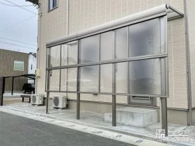 前面パネルも一工夫した道路沿いのテラス屋根[施工後]