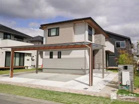 木目と天然石がお住まいを引き立てる外構リフォーム工事