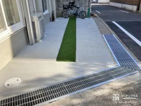 スリットの人工芝が鮮やかな駐車スペース[施工後]
