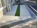 スリットの人工芝が鮮やかな駐車スペース