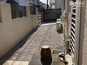 不要な植栽を撤去してすっきりした犬走り