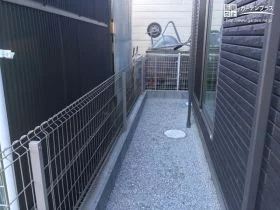 雑草対策と境界フェンスを設置した犬走り[施工後]