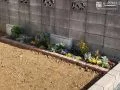 フェンス沿いに花壇を施工