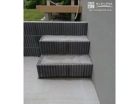 駐車スペースからお庭へ繋がる階段[施工後]