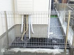 高さのある犬走りに転落防止のスチールメッシュフェンスを設置[施工後]