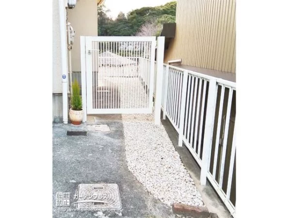 No.15623 犬走りの雑草・防犯対策と門扉の設置工事