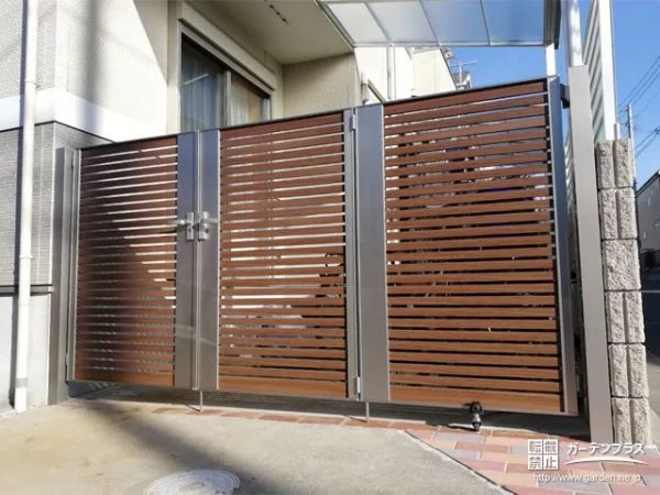 木目デザインと金属製フレームの組み合わせがオシャレな門扉