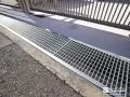 道路と敷地をつなぐグレーチング