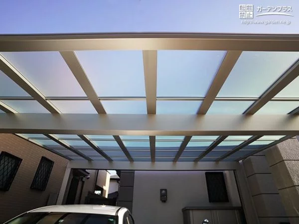 空の青さを感じるカーポートの屋根