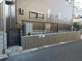 擁壁上の境界フェンスと通用門[施工後]