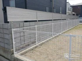 隣家との境界部分には5段ブロックと目隠しフェンスを設置[施工後]