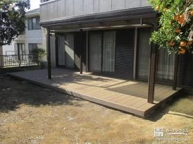 どの窓からでもお庭へつながるウッドデッキ[施工後]