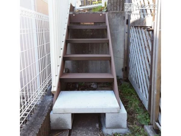階段として活用できるウッドデッキ用ステップ設置工事