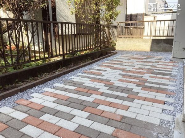 3色のインターロッキングブロックで彩り豊かなお庭をつくる工事 (No 