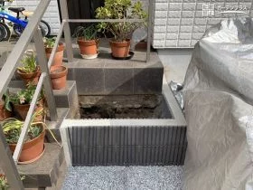 玄関まわりを演出してくれる植栽スペース[施工後]